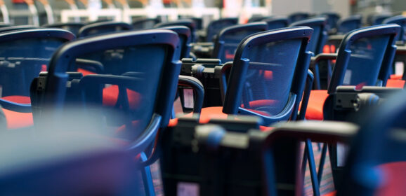 Jakie krzesła konferencyjne są najlepsze dla sal szkoleniowych i konferencyjnych?